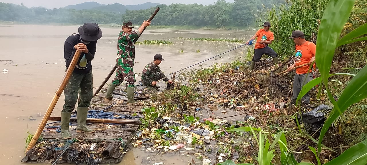 Sektor 9 Sub 1 Satgas Citarum Harum Bersihkan Sungai Jadikan Sampah