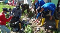 Bersama Warga Desa Cihawuk, Sektor 1 Satgas Citarum Harum Bersihkan Sampah Dan Pembuatan Lubang Biopori