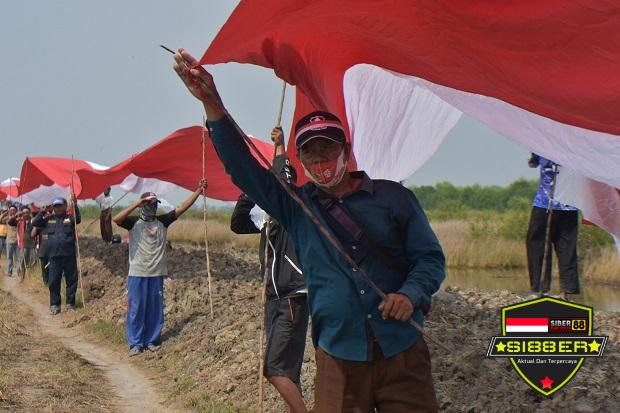 Di Jembatan Pik Dilarang Di Bekasi Warga Bentangkan Bendera Merah