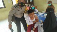 Vaksinasi di SDN 011 desa Gunung Sari, Kapolsek Kampar Kiri Motivasi dan Edukasi Anak untuk Divaksin