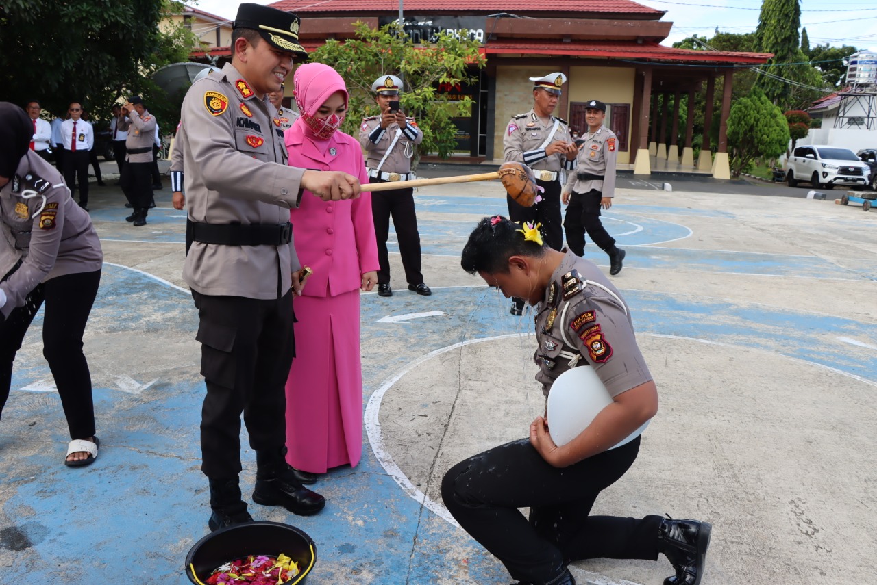 Siram Air Bunga Dalam Upacara Kenaikan Pangkat Perwira Dan Bintara Di Pimpin Langsung Oleh