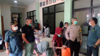 Selalu Hadir Di Tengah Masyarakat,Bhabinkamtibmas dan Babinsa,Polsek dayeuhkolot Dampingi Penyaluran BLT BBM Warga Binaannya