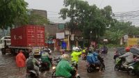 Akibat Hujan Deras, Jalan Raya Dayeuhkolot Banjir