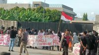 Sejumlah Himpunan Masyarakat Demo Di Depan PT. Universal Luggage Indonesia, Menuntut Agar HRD Di Copot