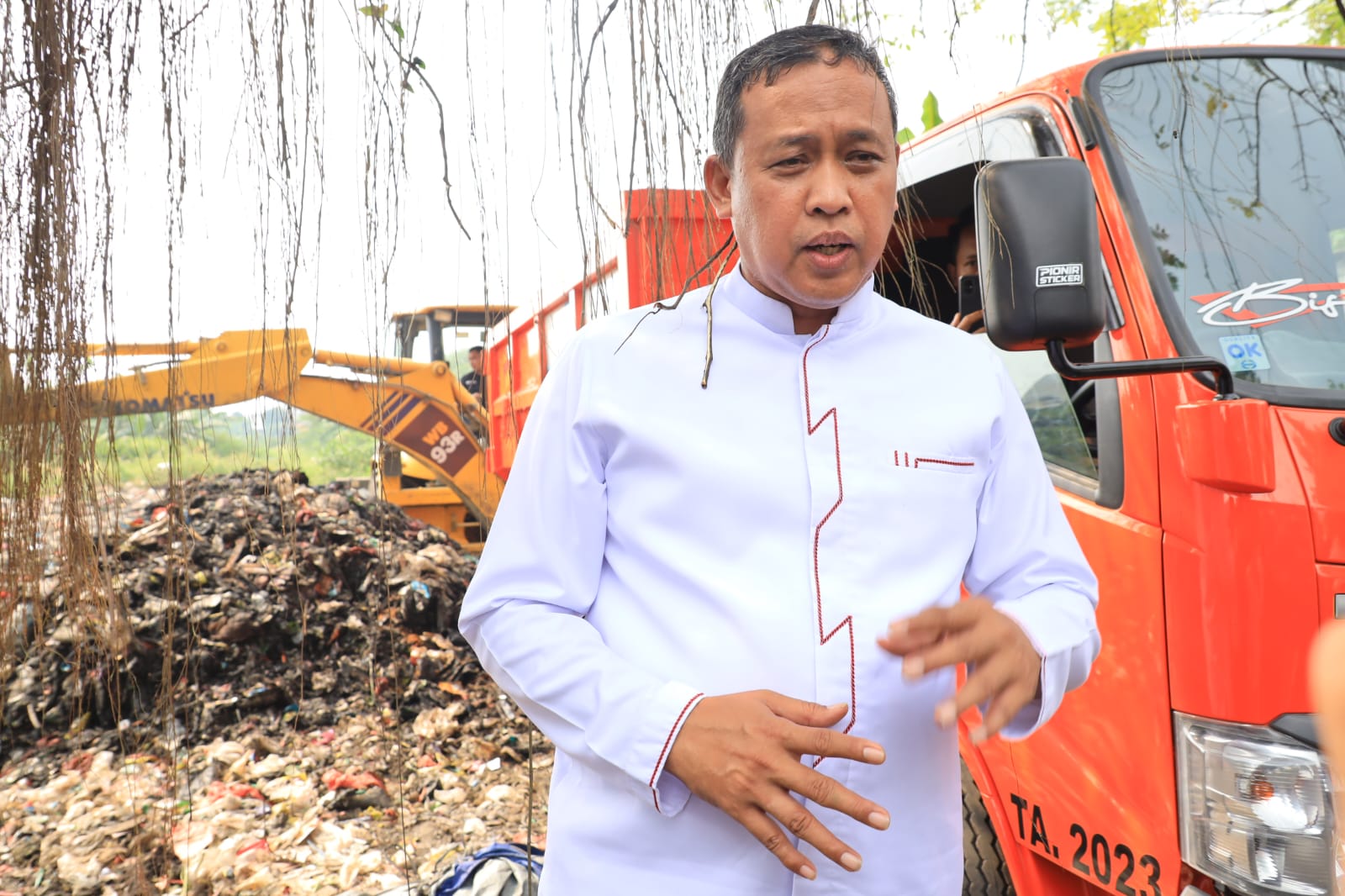 Dlh Bekasi Lakukan Pembersihan Pembuangan Sampah Liar Yang Menumpuk Id Siber88 News 