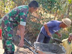 Permudah Jalur Perekonomian, Babinsa Ikut Gotong Royong Perbaikan Jalan