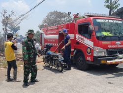 Lahan Terbakar,Babinsa Cepogo Bareng Warga Padamkan Api