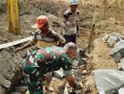 Babinsa Gotong Royong Bersama Warga Bangun Talud