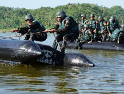 Taruna Akmil Tingkat II Latihan Materi Dayung di Waduk Sermo