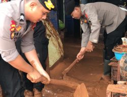 Personel Ditsamapta Polda Jateng Bantu Warga Terdampak Banjir di Pekalongan