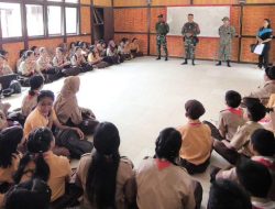 Datangi SMPN 1 Sajingan Besar,Satgas Pamtas Yonkav 12/BC Latih Pramuka