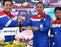 Syukuran HUT PT KPI ke-7 GM RU VI Balongan Potong Tumpeng