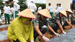 Dukung Program Pemerintah,Danrem 043/Gatam Tanam Sayur Mayur