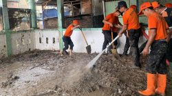 Pemkot Balam Bareng Warga gotong Royong Bersihkan Lumpur Banjir