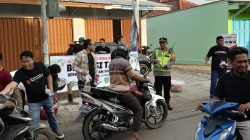 KJB Bareng Forkopimcam Balongan Bagi Ratusan Takjil ke Pengguna Jalan