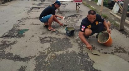 WN88 Sub Unit 01 Sektor Babelan Peduli,Rapihkan Jalan Berlobang di Jembatan Kedung Jaya